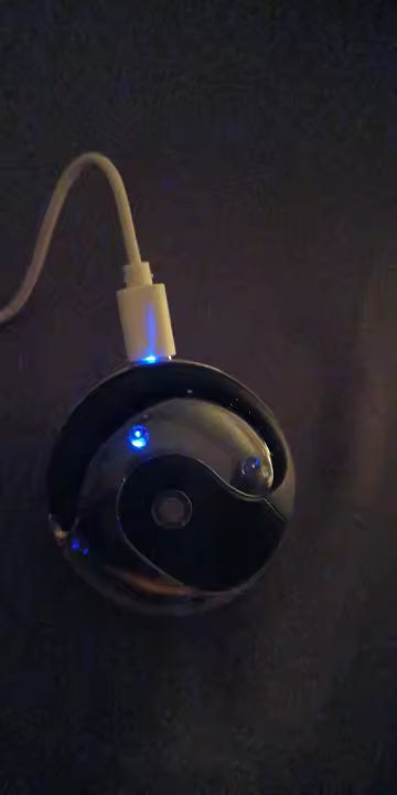 Carcasa NebulaBuds conectată la cablul de încărcare USB-C
