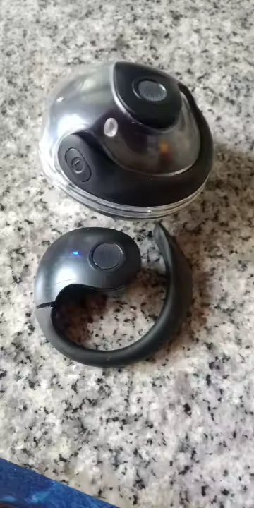 Poza unei cliente: carcasa și o cască NebulaBuds