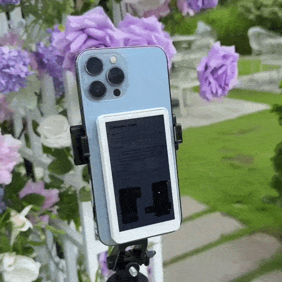 Telefon pe trepied cu monitorul SelfiePro, care arată cadrul camerei principale