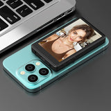 Monitorul SelfiePro prins pe spatele unui telefon