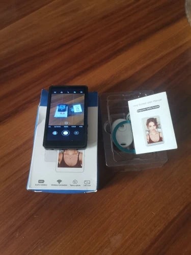 Poza unui client: monitorul SelfiePro pornit, lângă cutie