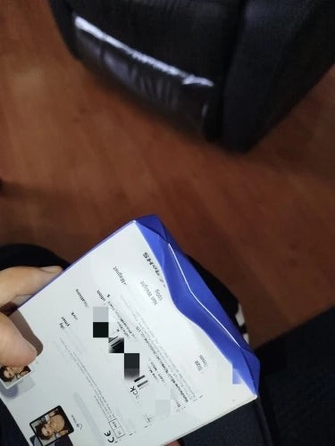 Poza unui client: spatele cutiei monitorului SelfiePro
